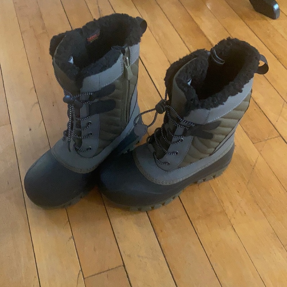 Size 2 Thermolite snow boots.